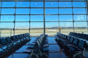 De dentro do Aeroporto Internacional de Guarulhos - bancos de espera