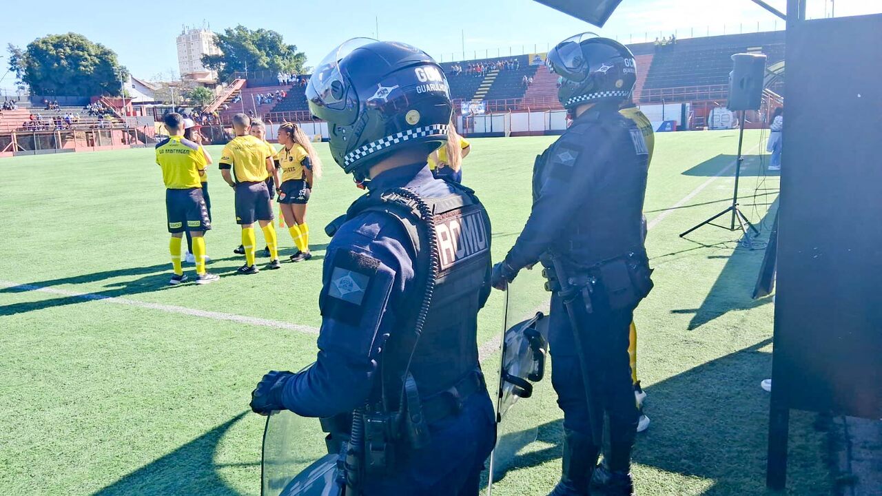 Guardas da GCM em campo de futebol