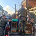 Agentes da Inspetoria Ambiental da GCM apreendendo gaiolas