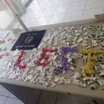 900 gramas de porções de droga apreendidas