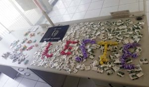 900 gramas de porções de droga apreendidas