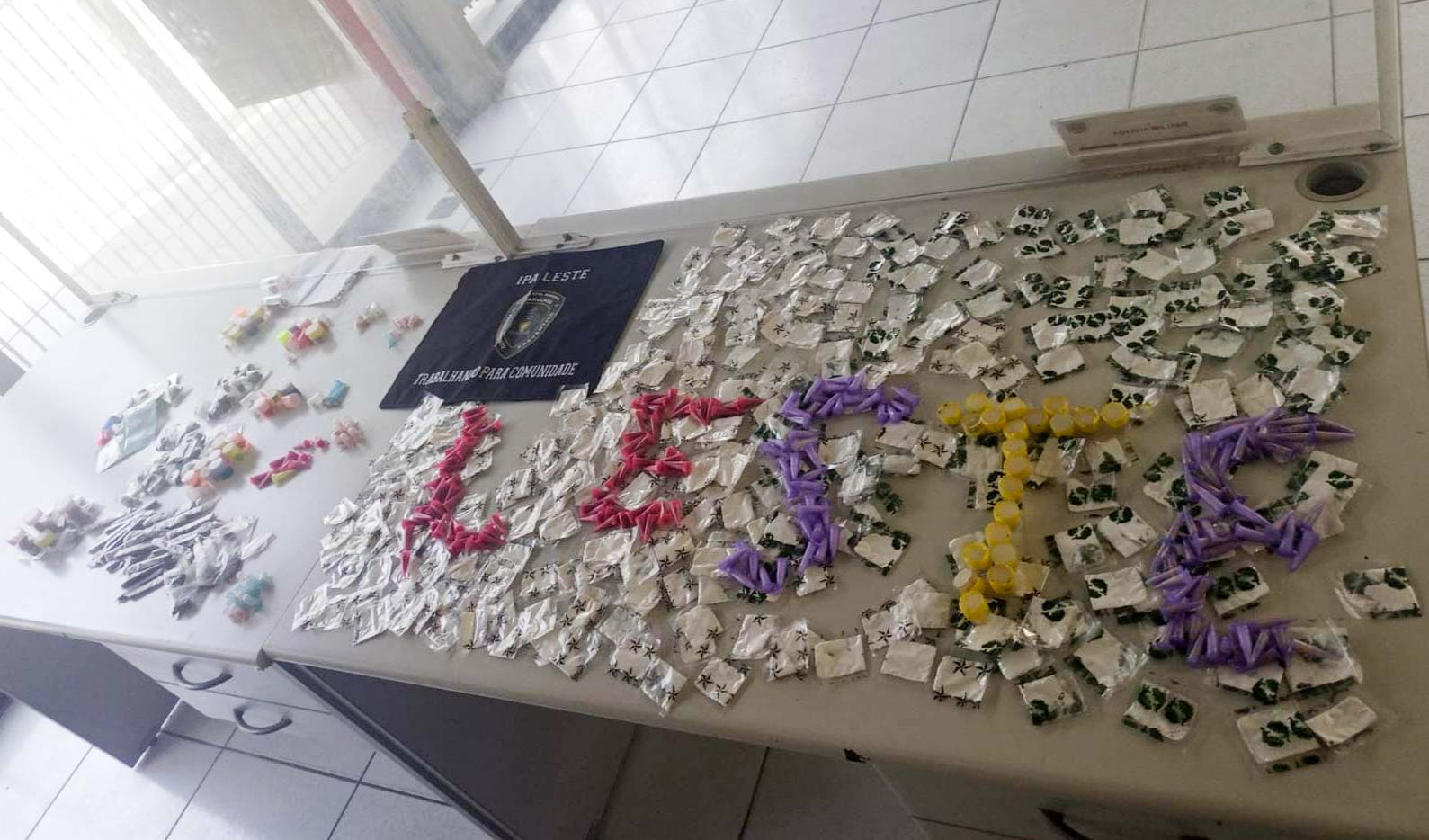 900 gramas de porções de droga apreendidas
