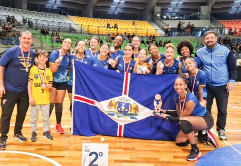 Equipe feminina de vôlei leva prata