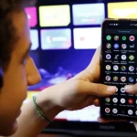 Adolescente usando redes sociais no celular