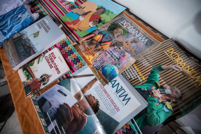Livros e materiais sobre indígenas