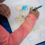 Alunos fazendo novo mascote dos Jogos Escolares