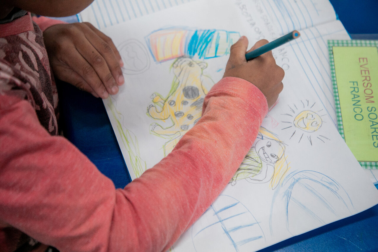 Alunos fazendo novo mascote dos Jogos Escolares