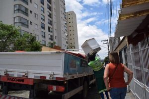 Cata Tralha recolhendo decarte