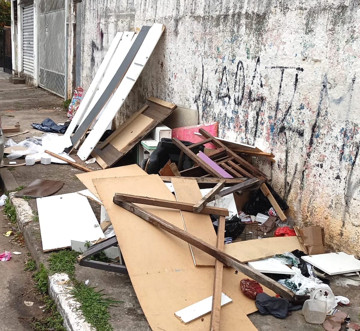 Descartes irregulares em bairros de Guarulhos - Remoção da Prefeitura