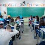Professor ministrando aula em escola