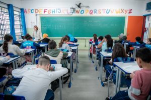 Professor ministrando aula em escola
