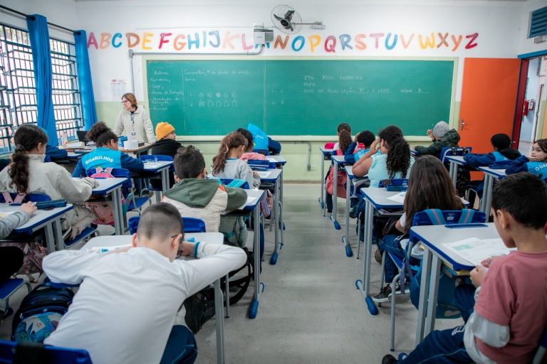 Professor ministrando aula em escola