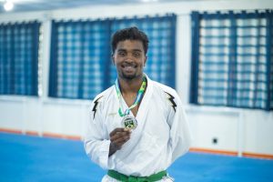 Jovem dos CEUs de Guarulhos conquista medalha no Karatê