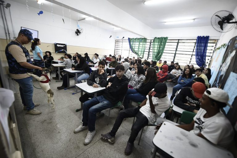 Alunos na escola