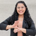 Mulher realizando tradução em linguagem de libras