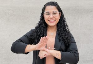 Mulher realizando tradução em linguagem de libras
