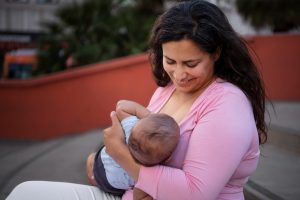 Mãe amamentando - amamentação