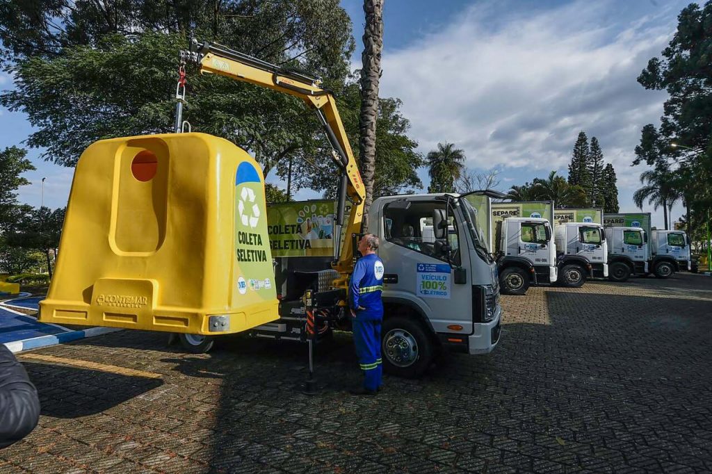 Novos pontos de descarte e primeiro caminhão de coleta seletiva 100_ elétrico