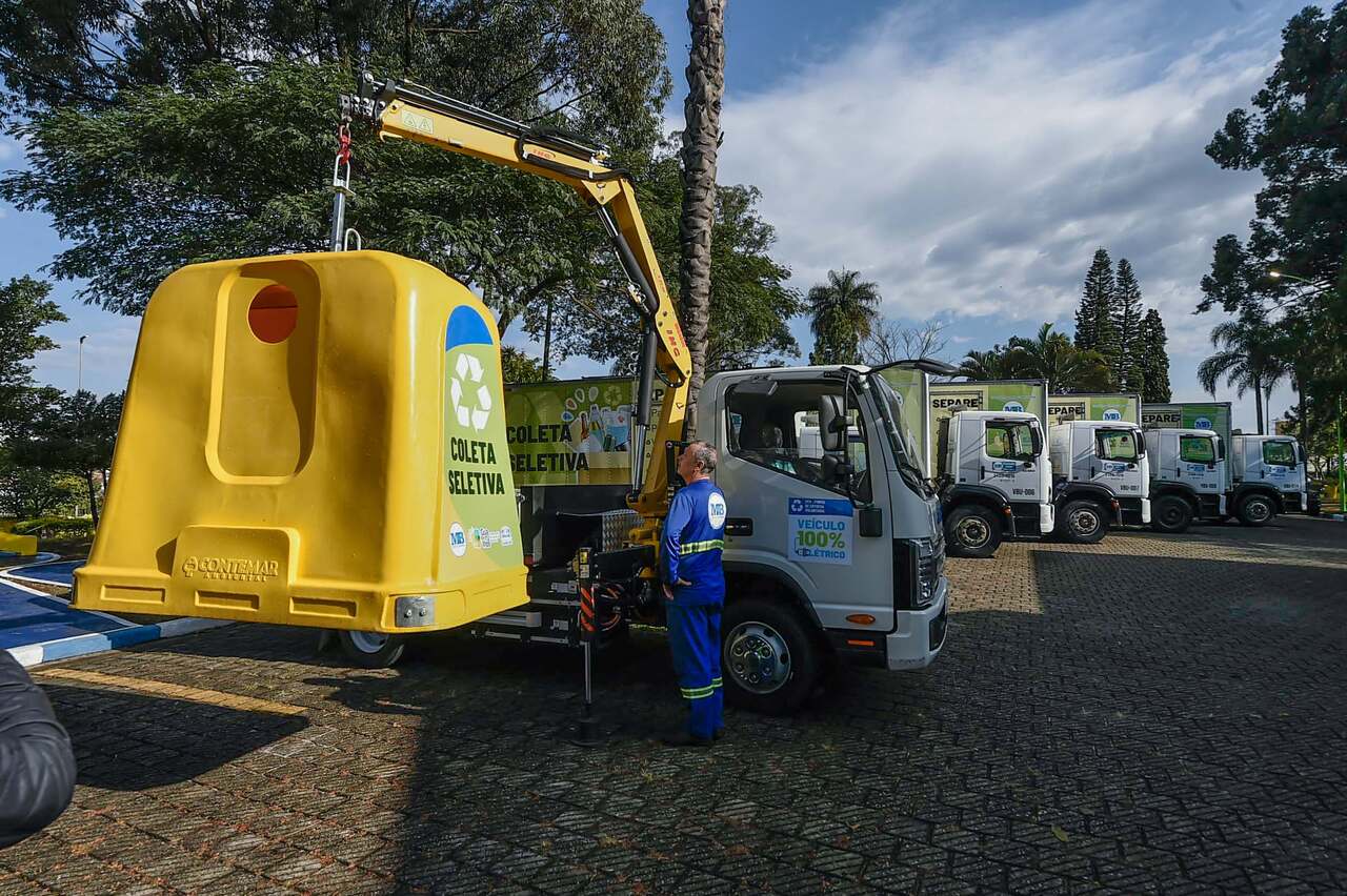 Novos pontos de descarte e primeiro caminhão de coleta seletiva 100_ elétrico