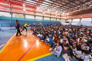 Orquestra de Sucata em escola de Guarulhos
