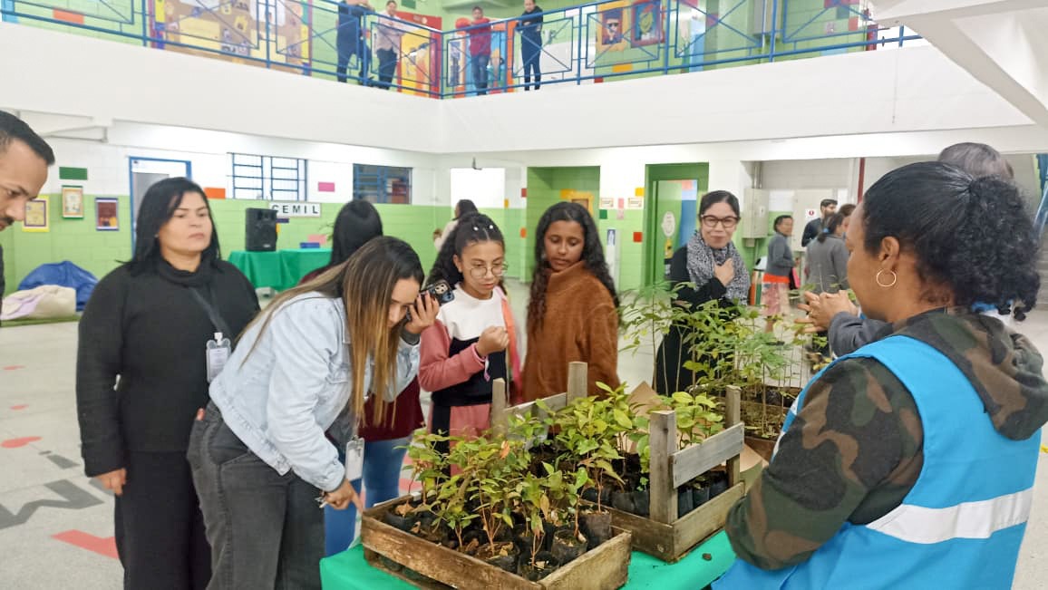 Plantio de árvores em escola municipal Jd. São João