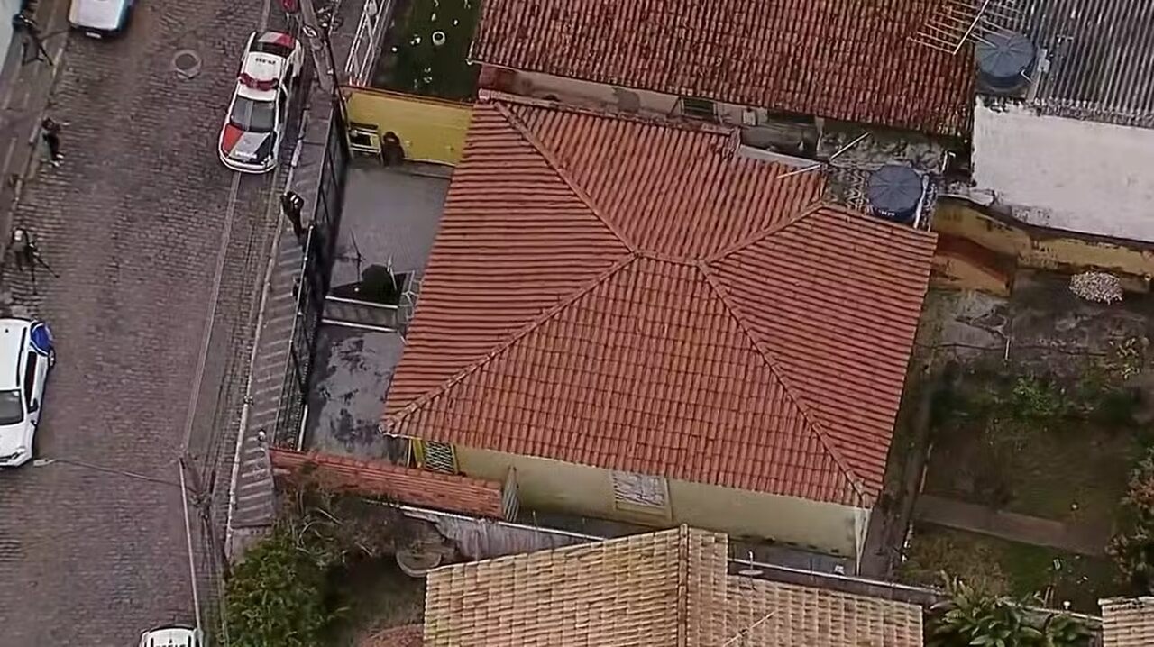 Policia-na-casa-de-suspeito-de-matar-mulher
