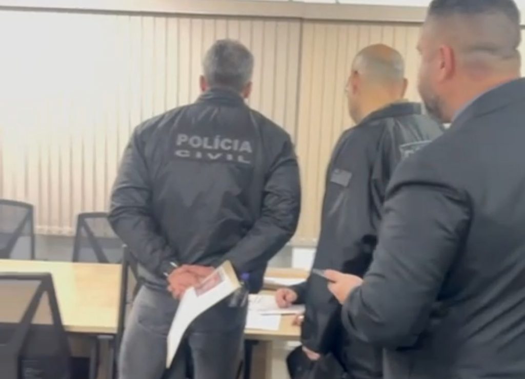 Policiais civis em operação com mais de 100 mandados