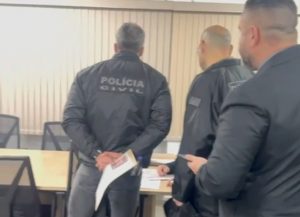 Policiais civis em operação com mais de 100 mandados