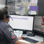 Policial militar feminina em serviço Agosto Lilás