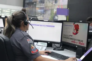 Policial militar feminina em serviço Agosto Lilás