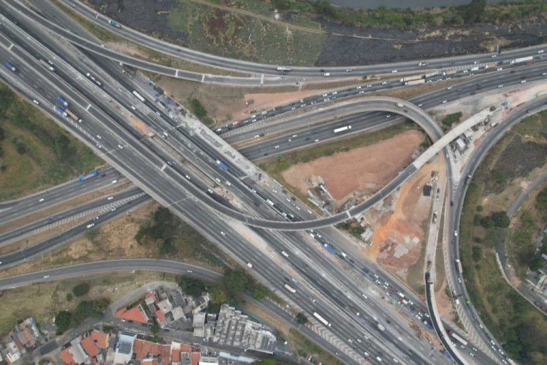 Alça de acesso da Fernão Dias à Via Dutra, em Guarulhos