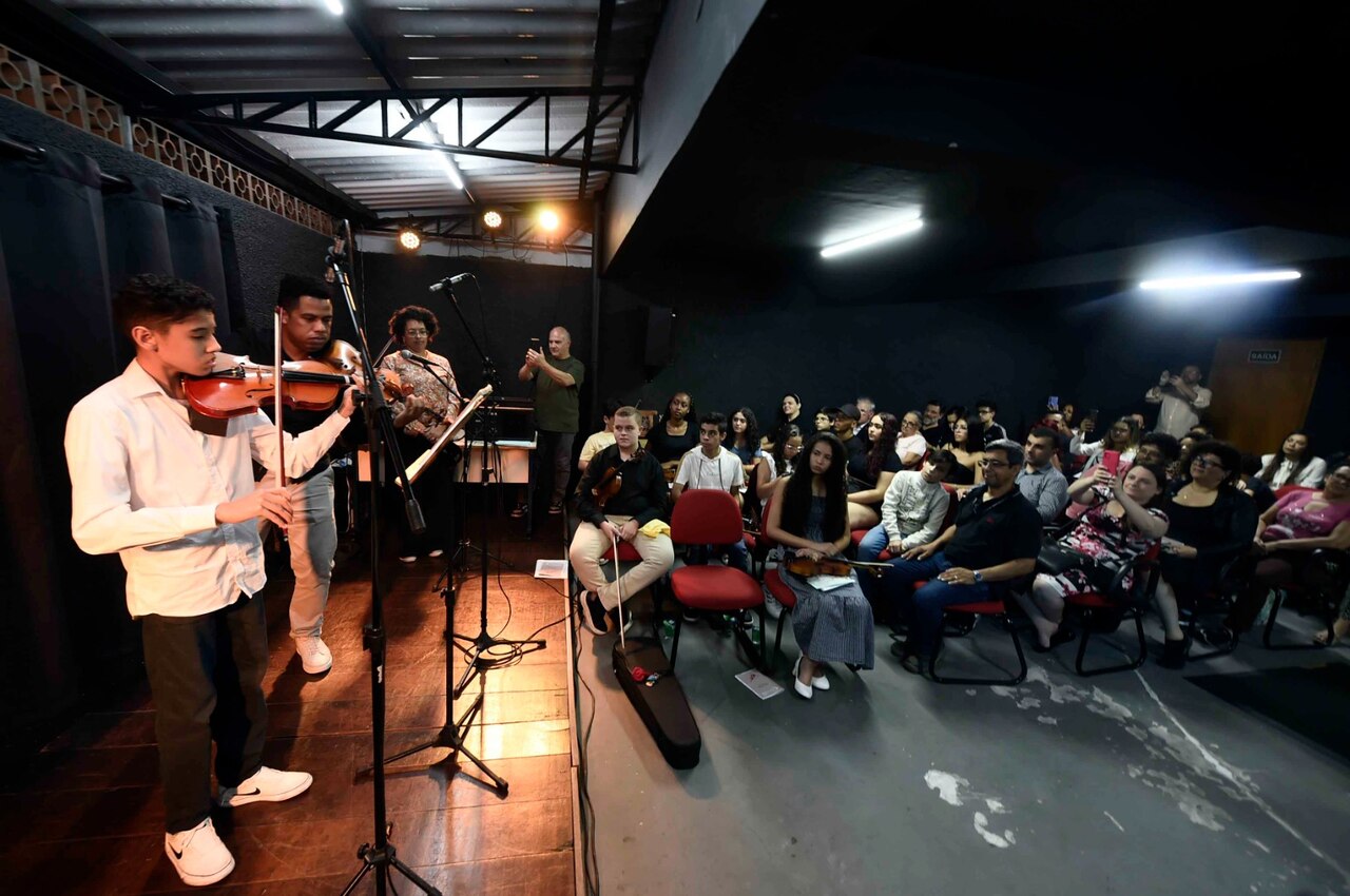 Alunos de violino do Conservatório Municipal de Guarulhos_Easy-Resize.com