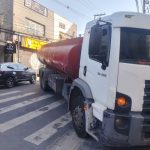 Caminhão atravessado na rua Dona Tecla