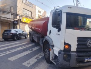 Caminhão atravessado na rua Dona Tecla