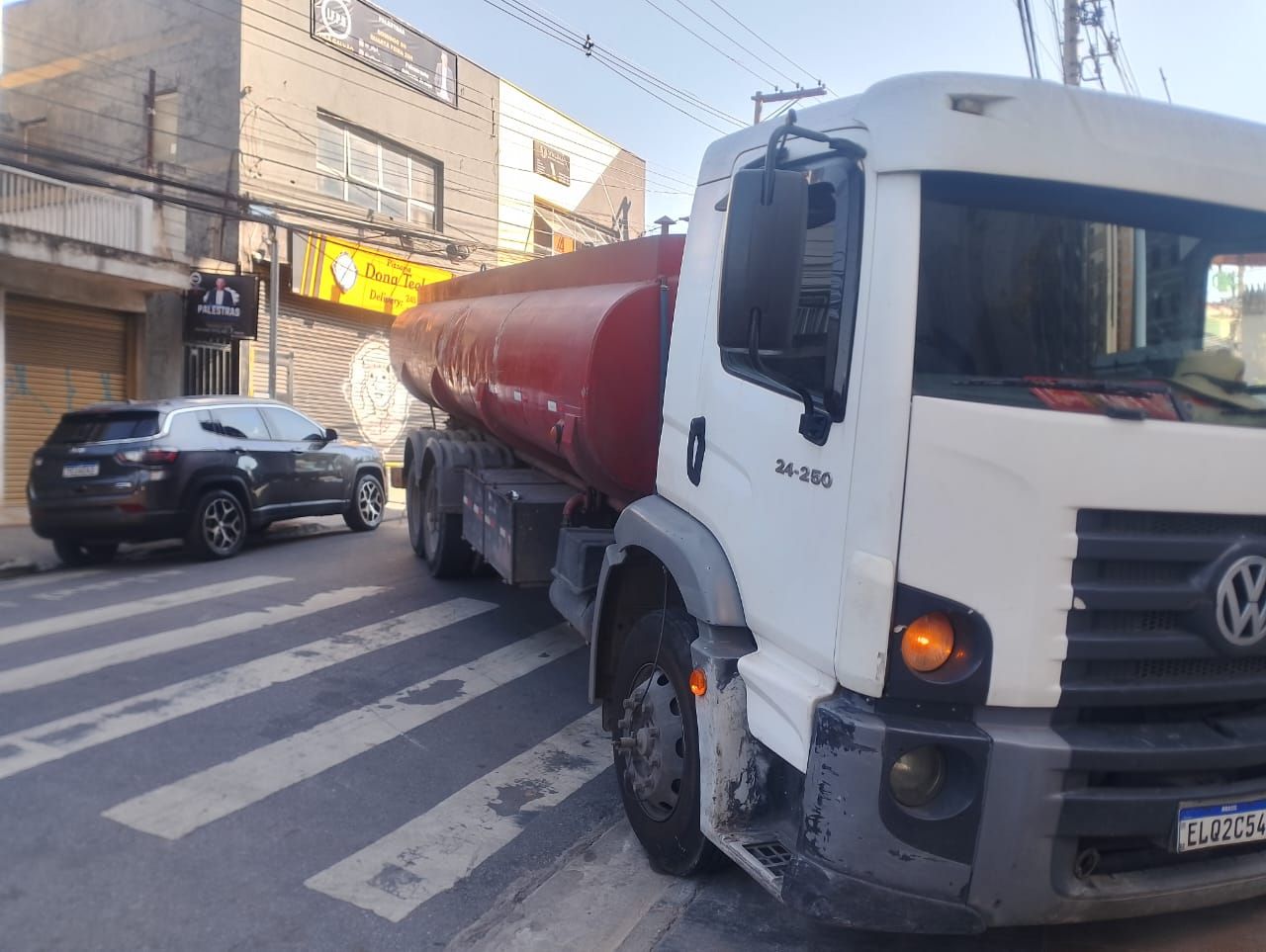 Caminhão atravessado na rua Dona Tecla