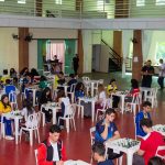 Damas, tênis e xadrez finalizam semana com medalhas - estudantes jogando xadrez_Easy-Resize.com