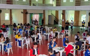 Damas, tênis e xadrez finalizam semana com medalhas - estudantes jogando xadrez_Easy-Resize.com