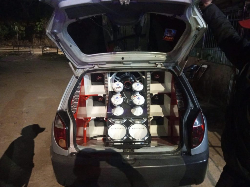 GCM carros com caixas de som adulteradas