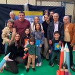 Mariah Alves e a família no lançamento do livro