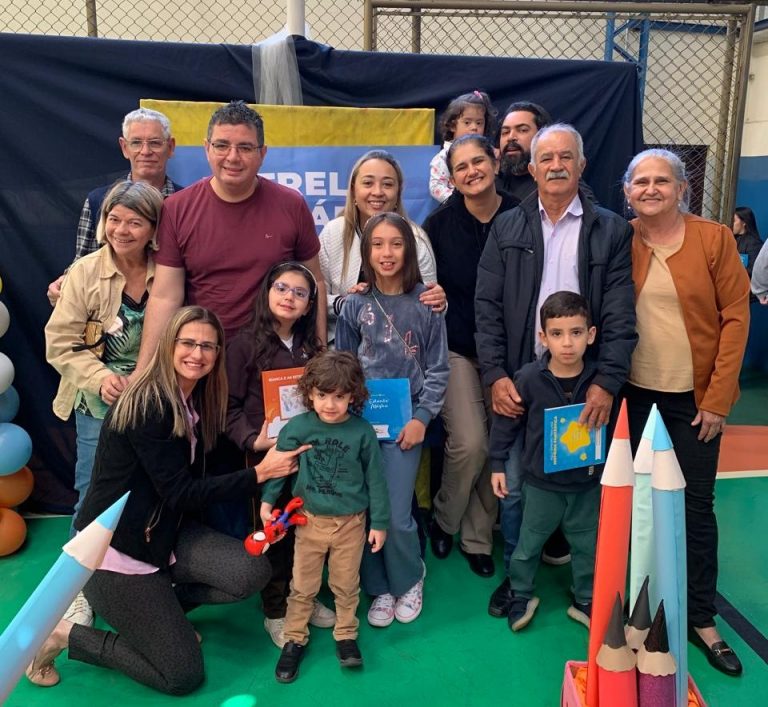 Mariah Alves e a família no lançamento do livro