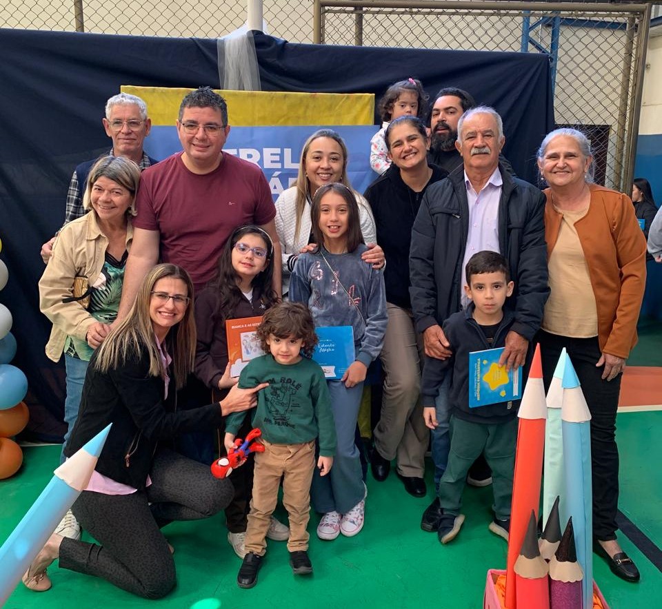 Mariah Alves e a família no lançamento do livro