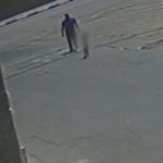 Menina de dois anos no meio da rua