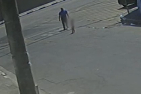 Menina de dois anos no meio da rua