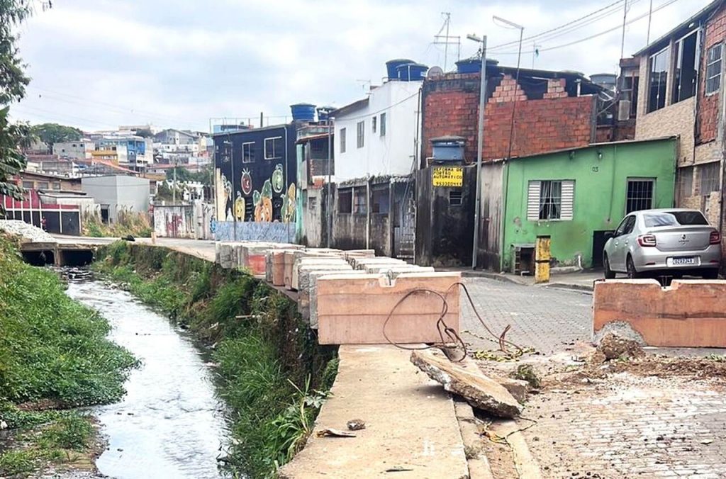 Prefeitura implanta tubulação no córrego Água Chata