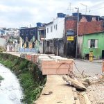 Prefeitura implanta tubulação no córrego Água Chata