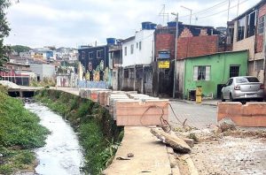 Prefeitura implanta tubulação no córrego Água Chata