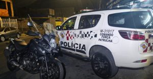 Viatura da PM e moto da PM
