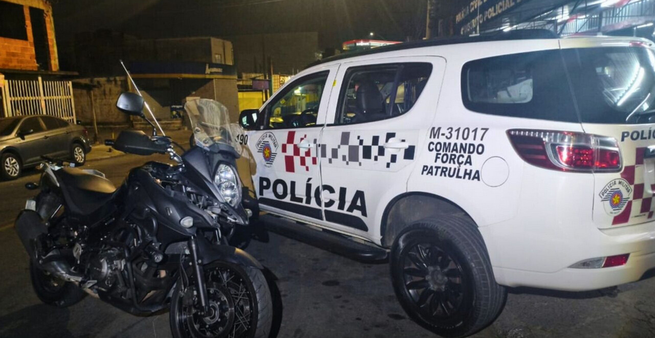 Viatura da PM e moto da PM