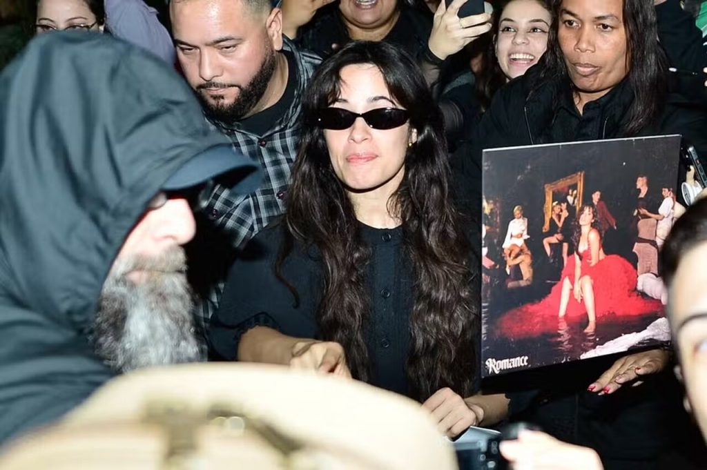 camila-cabello-chega-em-sp-para-o-the-town-e-e-cercada-de-fas_Easy-Resize.com