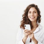 mulher com celular iPHone